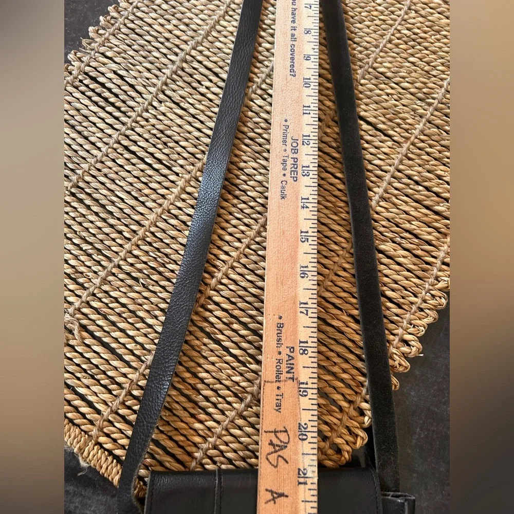 ✌️4 for $20✌️ Vintage Leather crossbody - Picture 9 of 9